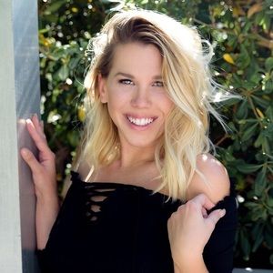 Meet your Posher, Nina